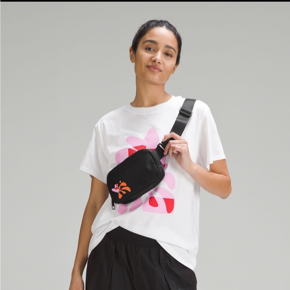 Lululemon Everywhere Belt Bag 1L SPECIAL EDITION PRIDE - Picture 2 of 9